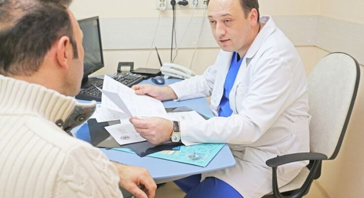 Bărbat care consultă un urolog