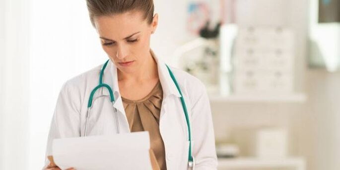 medicul examinează teste pentru diagnosticarea papilomavirusului